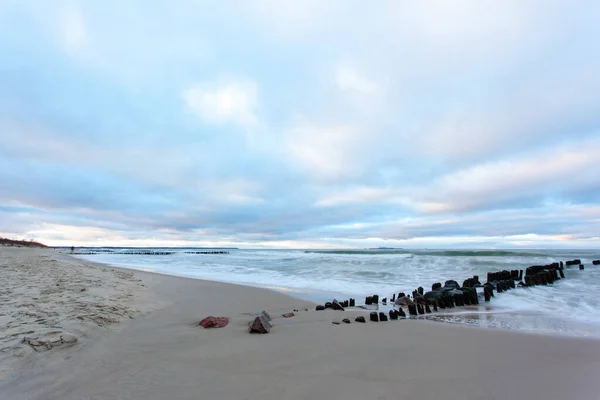 Breiter Sandstrand Mit Einem Wellenbrecher Kalten Meer Bei Trübem Wetter — Stockfoto