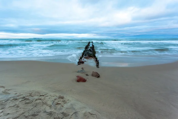 Playa Arena Con Rompeolas Junto Mar Frío Durante Crepúsculo Azul — Foto de Stock