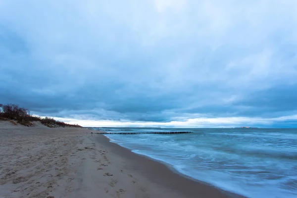 Sandstrand Mit Einem Wellenbrecher Kalten Meer Während Der Blauen Dämmerung — Stockfoto