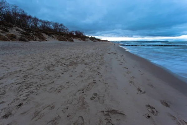 Písečná Pláž Vlnolamem Studeného Moře Během Modrého Soumraku Oblačného Počasí — Stock fotografie