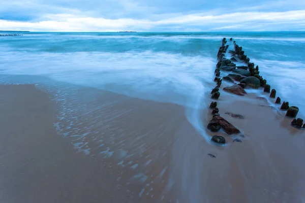 Sandy Beach Breakwater Cold Sea Blue Twilight Cloudy Weather Long — Stock Photo, Image
