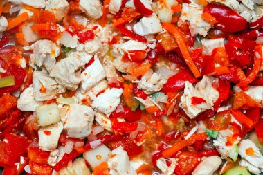 Taze sebze yahnisi ve tavuk filetosu pişirmek.