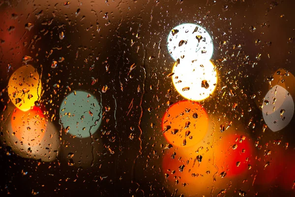 창문에 빗방울들 도시의 빛들을 비춘다 — 스톡 사진