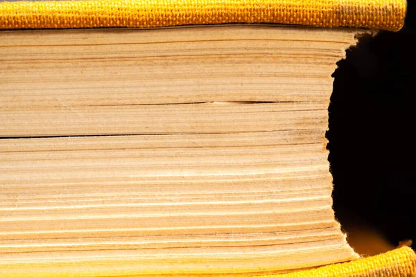 Vista Lateral Das Antigas Páginas Amarelas Capa Livro Grosso Macro — Fotografia de Stock