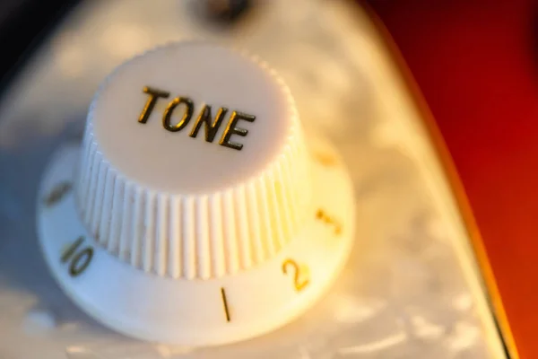 Elektro gitarın gövdesinde ton kontrolü