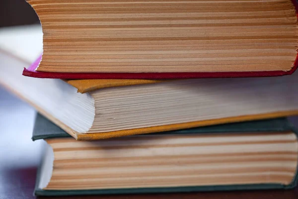 Close Buku Buku Besar Tua Dengan Sampul Merah Kuning Dan — Stok Foto