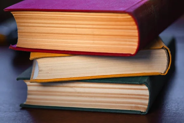 Livros Grandes Velhos Com Tampas Vermelhas Amarelas Verdes Estão Uma — Fotografia de Stock
