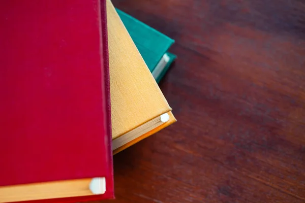 Livros Grandes Velhos Com Tampas Vermelhas Amarelas Verdes Estão Uma — Fotografia de Stock