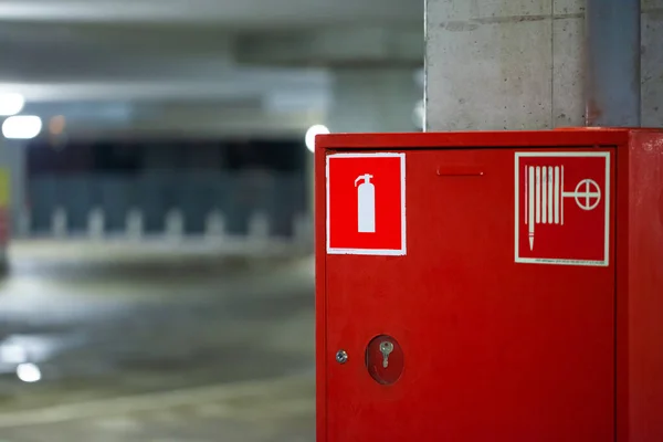 Moderner Brandschutz Mit Feuerlöscher Der Parkhauswand — Stockfoto