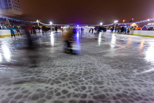 Άνθρωποι Οδηγούν Ένα Νυχτερινό Παγοδρόμιο Μεγάλη Έκθεση — Φωτογραφία Αρχείου