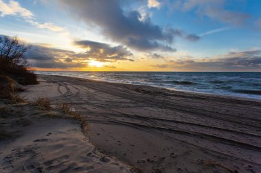 Gün batımında kumlu deniz manzarası