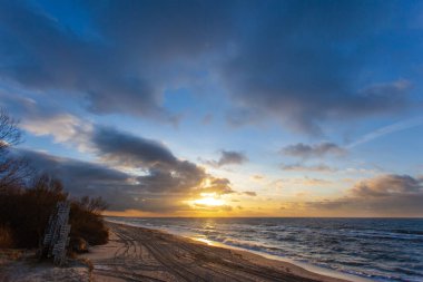 Gün batımında kumlu deniz manzarası