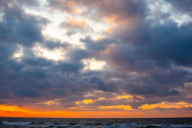 # Güzel gün batımı manzaralı # # Parlak renkli bulutlarla #