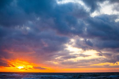 # Güzel gün batımı manzaralı # # Parlak renkli bulutlarla #