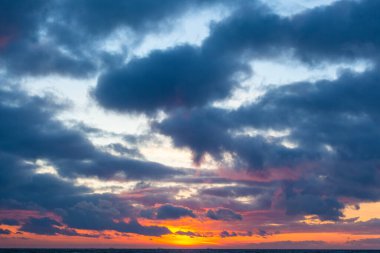 Gün batımında parlak renkli bulutlar