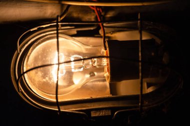 Ilık ışıklı parlak ampul. Yaklaş.