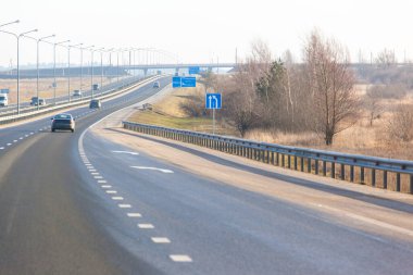 Otoyol uzaklığa doğru gidiyor.
