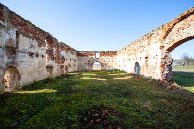iç, yıkılmış duvarlar ve avlu, eski bir ortaçağ kırmızı tuğla binanın kalıntıları çim ile büyümüş