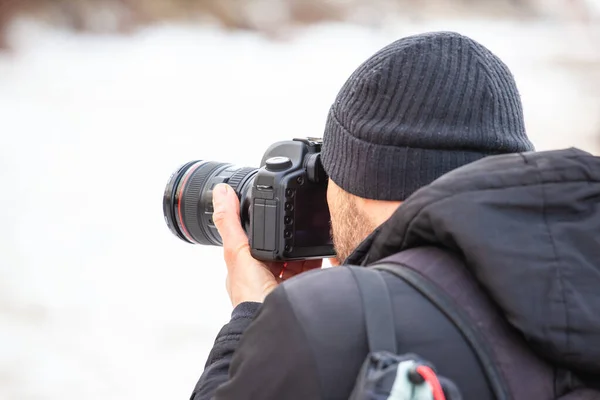 Primer Plano Fotógrafo Sombrero Chaqueta Con Una Cámara Profesional Dispara —  Fotos de Stock