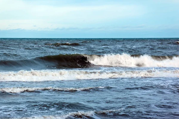 Mořský Povrch Obzoru Velkými Vlnami Pěnou — Stock fotografie