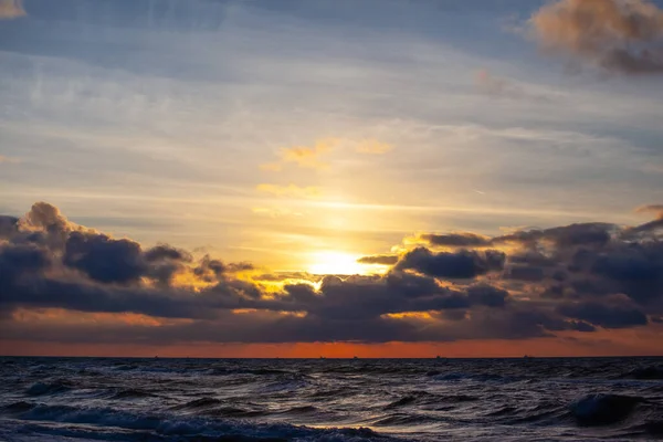 Nuages Lumineux Colorés Pendant Coucher Soleil Sur Mer — Photo