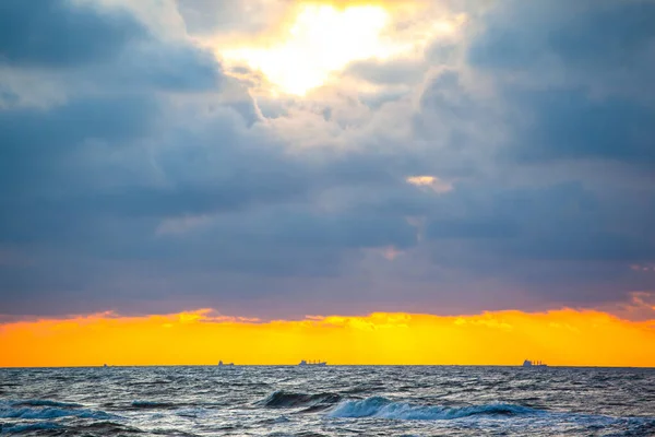 Belle Vue Coucher Soleil Sur Mer Avec Des Nuages Colorés — Photo