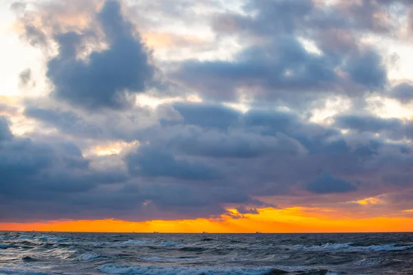 Belle Vue Coucher Soleil Sur Mer Avec Des Nuages Colorés — Photo