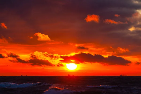 Riche Soleil Orange Vif Dans Ciel Nuageux Sur Mer Pendant — Photo