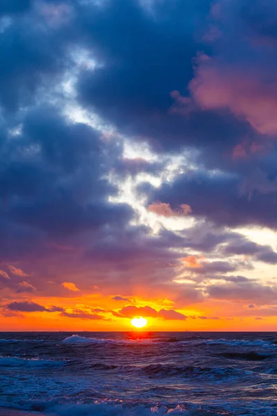 Soleil Orange Vif Dans Ciel Nuageux Sur Mer Pendant Coucher — Photo
