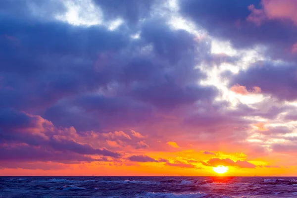 Bright Orange Sun Cloudy Sky Sea Sunset — Stock Photo, Image