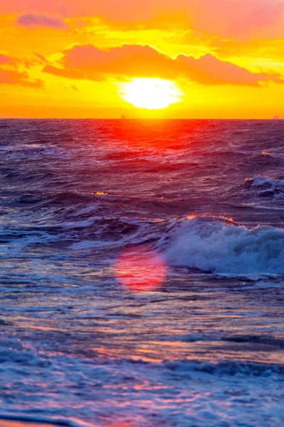 Soleil Orange Vif Dans Ciel Nuageux Sur Mer Pendant Coucher — Photo
