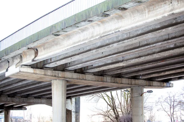 자동차 다리의 콘크리트 구조물 — 스톡 사진