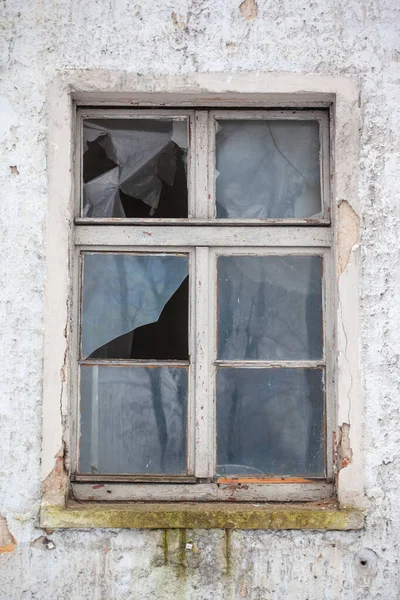 Törött Üveg Egy Elhagyatott Ház Ablakában — Stock Fotó