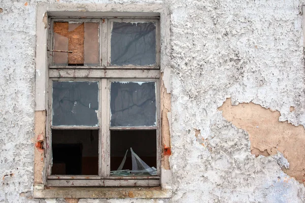 Gebroken Glas Het Raam Van Een Verlaten Huis — Stockfoto