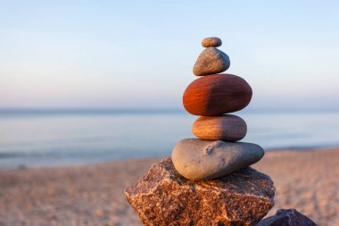 Batan güneşin ışınlarında taş piramidi