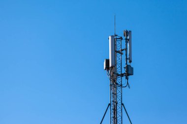 Antenler ve kablolar telekomünikasyon ayağı üzerinde
