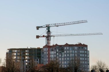 Gökyüzüne karşı inşaat vinçleri