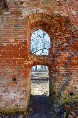 Tötonik Düzen Şövalyeleri 'ne ait Ortaçağ Prusya şatosunun kalıntıları