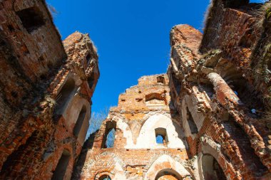 Tötonik Düzen Şövalyeleri 'ne ait Ortaçağ Prusya şatosunun kalıntıları