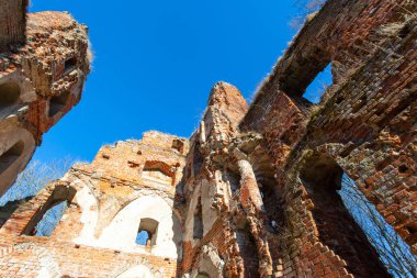 Tötonik Düzen Şövalyeleri 'ne ait Ortaçağ Prusya şatosunun kalıntıları