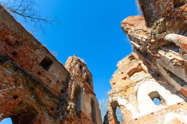 Tötonik Düzen Şövalyeleri 'ne ait Ortaçağ Prusya şatosunun kalıntıları