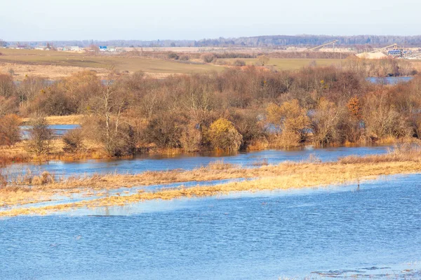 Paysage Pittoresque Avec Des Collines Couvertes Herbe Jaune Rivière Bleue — Photo