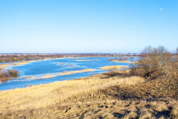 Naturskönt Landskap Med Kullar Täckta Med Gult Gräs Och Blå — Stockfoto