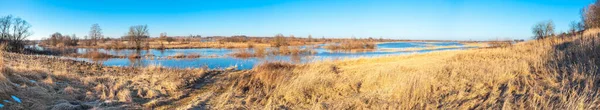 Paysage Pittoresque Avec Des Collines Couvertes Herbe Jaune Rivière Bleue — Photo