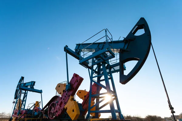 Parlak Güneş Mavi Gökyüzüne Karşı Çalışırken Petrol Üretim Kulesi — Stok fotoğraf