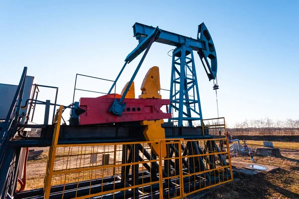 Parlak Güneş Mavi Gökyüzüne Karşı Çalışırken Petrol Üretim Kulesi — Stok fotoğraf