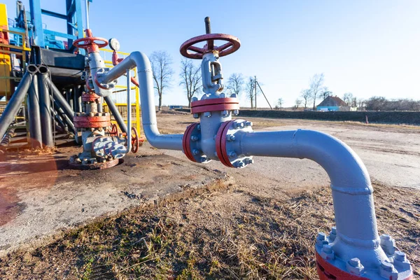 Pijp Klep Dicht Bij Een Bovengrondse Olieproducerende Toren — Stockfoto