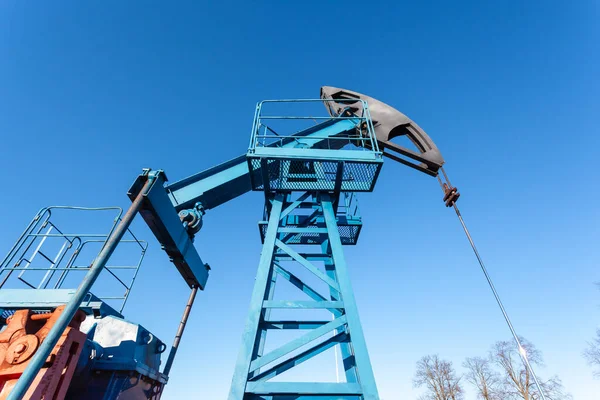 Primer Plano Una Torre Extracción Aceite Iluminada Por Sol Durante — Foto de Stock