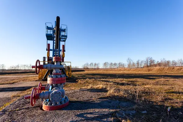 Primer Plano Una Torre Extracción Aceite Iluminada Por Sol Durante — Foto de Stock