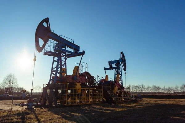 Olie Productietoren Tijdens Het Werken Tegen Felle Zon Blauwe Hemel — Stockfoto